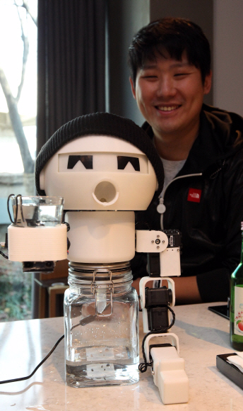 16일 서울 중구 타작마당에서 열린 ’로봇파티’를 찾은 관람객들이 함께 술을 마셔주는 로봇인 ’드링키’와 함께 술잔을 기울이고 있다. 이종원 선임기자 jongwon@seoul.co.kr