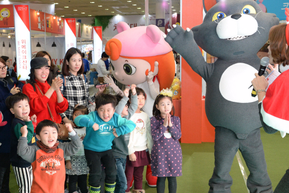 16일 오전 서울 강남구 코엑스에서 열린 2015 캐릭터라이선싱 페어를 찾은 어린이들이 캐릭터와 즐거운 시간을 보내고 있다. 김명국 전문기자 daunso@seoul.co.kr