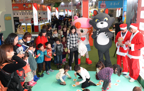 16일 오전 서울 강남구 코엑스에서 열린 2015 캐릭터라이선싱 페어를 찾은 어린이들이 캐릭터와 즐거운 시간을 보내고 있다. 김명국 전문기자 daunso@seoul.co.kr