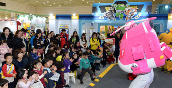 16일 오전 서울 강남구 코엑스에서 열린 2015 캐릭터라이선싱 페어를 찾은 어린이들이 캐릭터와 즐거운 시간을 보내고 있다. 김명국 전문기자 daunso@seoul.co.kr