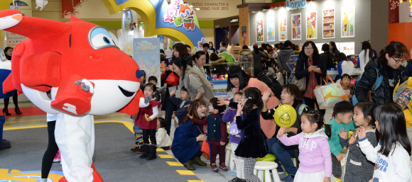 16일 오전 서울 강남구 코엑스에서 열린 2015 캐릭터라이선싱 페어를 찾은 어린이들이 캐릭터와 즐거운 시간을 보내고 있다. 김명국 전문기자 daunso@seoul.co.kr