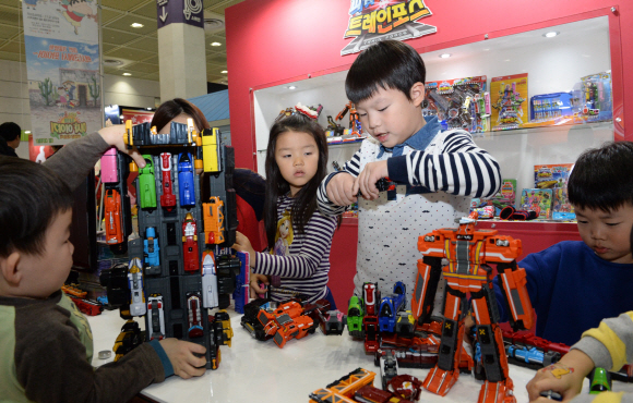 16일 오전 서울 강남구 코엑스에서 열린 2015 캐릭터라이선싱 페어를 찾은 어린이들이 캐릭터와 즐거운 시간을 보내고 있다. 김명국 전문기자 daunso@seoul.co.kr