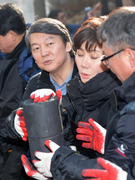 16일 서울 상계동 희망어린이 공원을 찾은 안철수 의원이 희망나눔 연탄배달 봉사를 하고 있다. 박지환 기자 popocar@seoul.co.kr