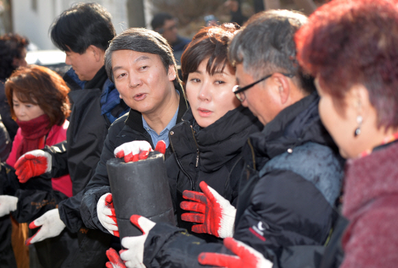 16일 서울 상계동 희망어린이 공원을 찾은 안철수 의원이 희망나눔 연탄배달 봉사를 하고 있다. 박지환 기자 popocar@seoul.co.kr