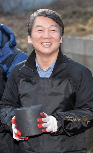 16일 서울 상계동 희망어린이 공원을 찾은 안철수 의원이 희망나눔 연탄배달 봉사를 하고 있다. 박지환 기자 popocar@seoul.co.kr
