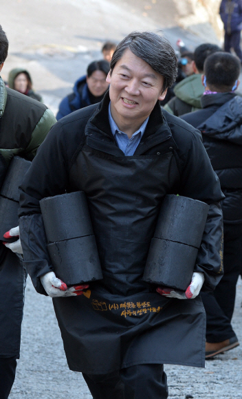 16일 서울 상계동 희망어린이 공원을 찾은 안철수 의원이 희망나눔 연탄배달 봉사를 하고 있다. 박지환 기자 popocar@seoul.co.kr