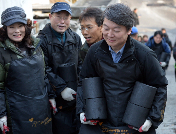 16일 서울 상계동 희망어린이 공원을 찾은 안철수 의원이 희망나눔 연탄배달 봉사를 하고 있다. 박지환 기자 popocar@seoul.co.kr