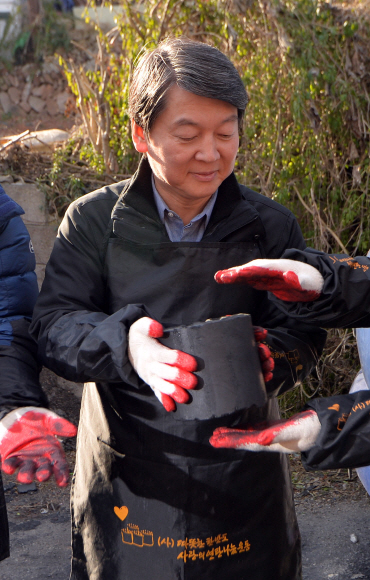 16일 서울 상계동 희망어린이 공원을 찾은 안철수 의원이 희망나눔 연탄배달 봉사를 하고 있다. 박지환 기자 popocar@seoul.co.kr