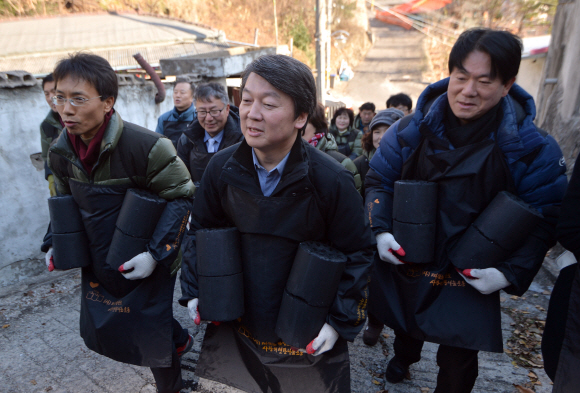 16일 서울 상계동 희망어린이 공원을 찾은 안철수 의원이 희망나눔 연탄배달 봉사를 하고 있다. 박지환 기자 popocar@seoul.co.kr