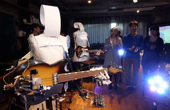 16일 서울 중구 타작마당에서 열린 ’로봇파티’를 찾은 관람객들이 일본의 타스코사의 로봇밴드 ’MMI’의 연주를 감상하고 있다. 이종원 선임기자 jongwon@seoul.co.kr