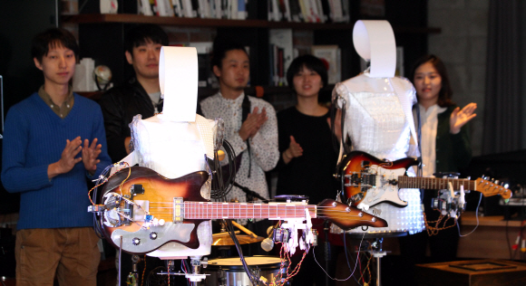 16일 서울 중구 타작마당에서 열린 ’로봇파티’를 찾은 관람객들이 일본의 타스코사의 로봇밴드 ’MMI’의 연주를 감상하고 있다.  이종원 선임기자 jongwon@seoul.co.kr