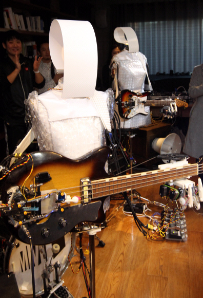 16일 서울 중구 타작마당에서 열린 ’로봇파티’를 찾은 관람객들이 일본의 타스코사의 로봇밴드 ’MMI’의 연주를 감상하고 있다. 이종원 선임기자 jongwon@seoul.co.kr