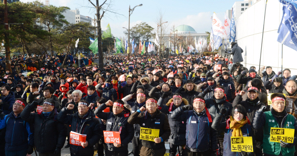여의도 국회 앞 건너 인도에서 민주노총 총파업 결의대회가 열리고 있다. 안주영 기자 jya@seoul.co.kr