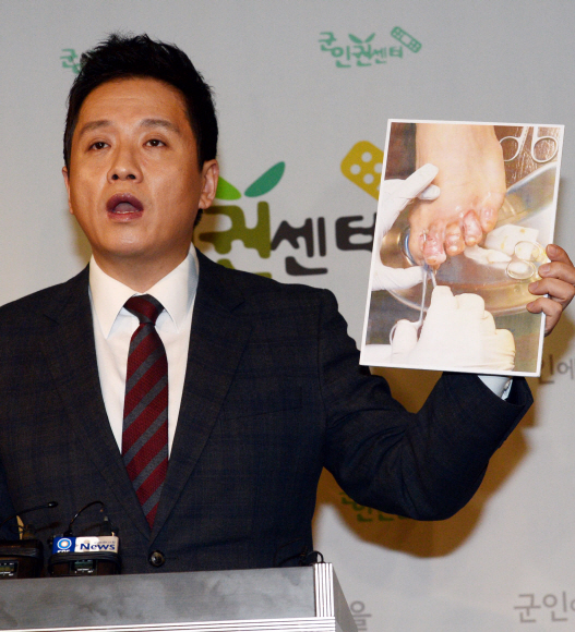 마포 이한열 기념관에서 군인권센터 주최로 공군 부사관 집단 가혹행위 및 성추행 사건 축소 은폐관련 기자회견을 하고 있다. 안주영 기자 jya@seoul.co.kr