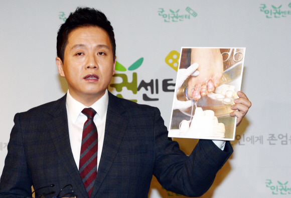 마포 이한열 기념관에서 군인권센터 주최로 공군 부사관 집단 가혹행위 및 성추행 사건 축소 은폐관련 기자회견을 하고 있다. 안주영 기자 jya@seoul.co.kr