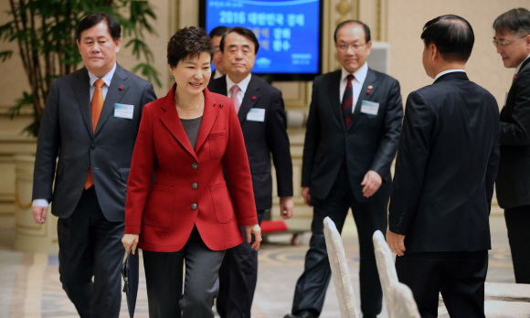 박근혜 대통령이 16일 오전 올해 처음으로 경제관계장관회의를 주재했다. ’2016 대한민국 경제, 경제활력 강화, 구조개혁 완수’를 슬로건으로 열린 이날 회의는 관계부처 장관 등 100여명이 참석했다. 박 대통령이 행사장에 입장하고 있다. 안주영 기자 jya@seoul.co.kr