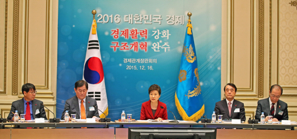 박근혜대통령이 16일 오전 청와대 영빈관에서 열린 경제관련장관회의에서 모두발언을 하고 있다. 안주영 기자 jya@seoul.co.kr
