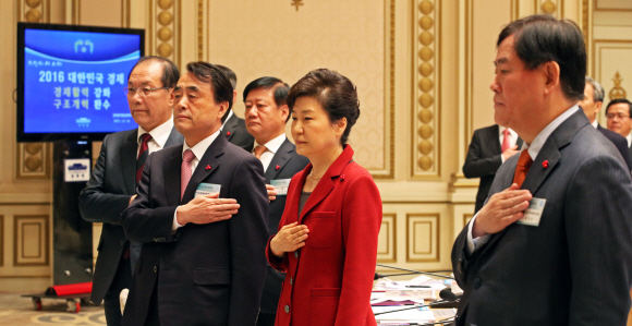 박근혜대통령을 비롯한 참석자들이 16일 오전 청와대 영빈관에서 열린 경제관련장관회의에 앞서 국민의례를 하고 있다. 안주영 기자 jya@seoul.co.kr