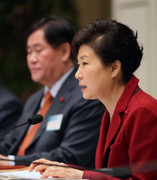 박근혜 대통령이 16일 오전 올해 처음으로 경제관계장관회의를 주재했다. ’2016 대한민국 경제, 경제활력 강화, 구조개혁 완수’를 슬로건으로 열린 이날 회의는 관계부처 장관 등 100여명이 참석했다. 박 대통령이 모두발언을 하고 있다. 안주영 기자 jya@seoul.co.kr