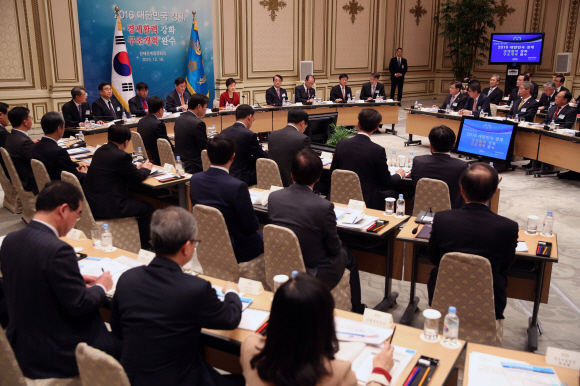 박근혜 대통령이 16일 오전 올해 처음으로 경제관계장관회의를 주재했다. ’2016 대한민국 경제, 경제활력 강화, 구조개혁 완수’를 슬로건으로 열린 이날 회의는 관계부처 장관 등 100여명이 참석했다. 박 대통령이 모두발언을 하고 있다. 안주영 기자 jya@seoul.co.kr