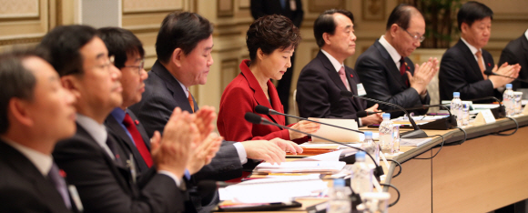 박근혜 대통령이 16일 오전 올해 처음으로 경제관계장관회의를 주재했다. ’2016 대한민국 경제, 경제활력 강화, 구조개혁 완수’를 슬로건으로 열린 이날 회의는 관계부처 장관 등 100여명이 참석했다. 박 대통령이 모두발언을 하고 있다. 안주영 기자 jya@seoul.co.kr