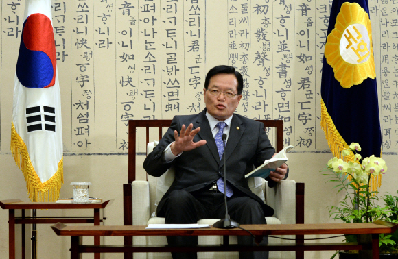 정의화 국회의장이 16일 오전 서울 여의도 국회에서 기자회견을 열고 선거구 획정 및 쟁점법안과 관련, 국가비상사태 주장에 동의할 수 없어 직권상정을 거부한다는 입장을 발표하고 있다. 정 의장은 헌법, 국회관계법 책을 들어보이며 ”제가 안하는 것이 아니라 법적으로 못하는 것이기에 못하는 점이라는 것을 알아달라”고 호소했다. 박지환 기자 popocar@seoul.co.kr