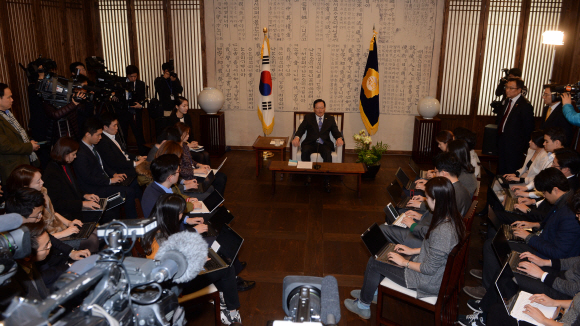 16일 정의화 국회의장이 국회에서 기자간담회를 열고 내년 제20대 총선 선거구 획정 및 쟁점법안 입법과 관련 전날 진행된 여야 지도부와의 협상 내용과 의장으로서의 입장을 밝히고 있다. 박지환 기자 popocar@seoul.co.kr