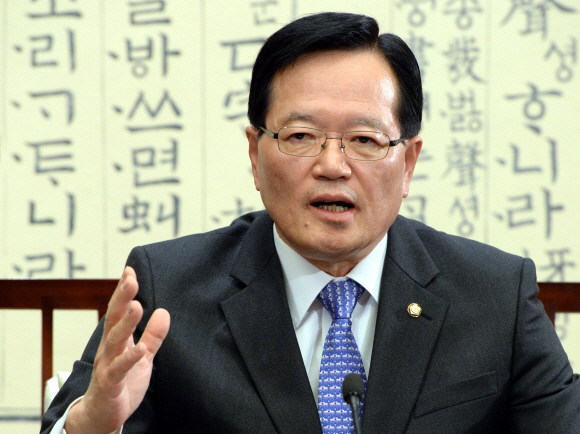 정의화 국회의장이 16일 오전 서울 여의도 국회에서 기자회견을 열고 선거구 획정 및 쟁점법안과 관련, 국가비상사태 주장에 동의할 수 없어 직권상정을 거부한다는 입장을 발표하고 있다. 박지환 기자 popocar@seoul.co.kr