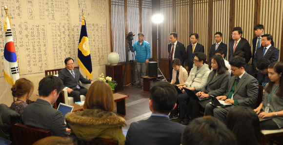 정의화 국회의장이 16일 오전 서울 여의도 국회에서 기자회견을 열고 선거구 획정 및 쟁점법안과 관련, 국가비상사태 주장에 동의할 수 없어 직권상정을 거부한다는 입장을 발표하고 있다. 박지환 기자 popocar@seoul.co.kr