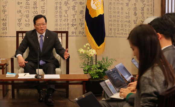 정의화 국회의장은 16일 오전 국회에서 기자간담회를 열고 선거구 획정 및 쟁점법안과 관련, 국가비상사태 주장에 동의할 수 없어 직권상정을 거부한다는 입장을 밝혔다. 박지환 기자 popocar@seoul.co.kr