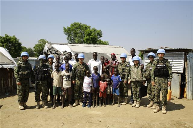 한빛부대 5진 장병들이 지난 14일 아프리카 남수단 종글레이주 보르 지역에 있는 렝 가랑 렝(앞줄 왼쪽 여섯 번째)의 자택에서 가족 및 현지 주민들과 함께 기념사진을 찍고 있다. 합동참모본부 제공