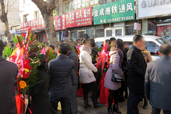 김정일 4주기 맞은 북한총영사관 추도객 대기