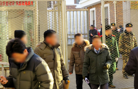 김정일 4주기 선양 북한총영사관 추도객 북적