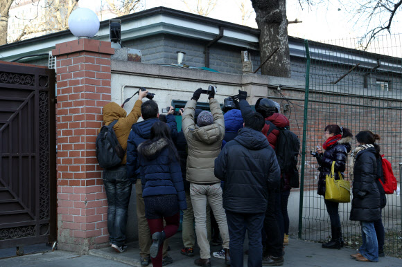 김정일 4주기…썰렁함 감도는 주중 북한대사관