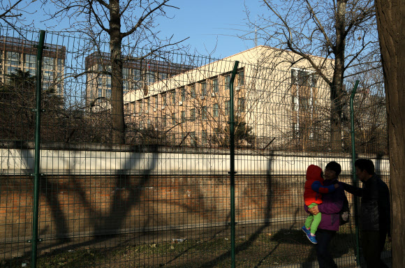 김정일 4주기…썰렁함 감도는 주중 북한대사관