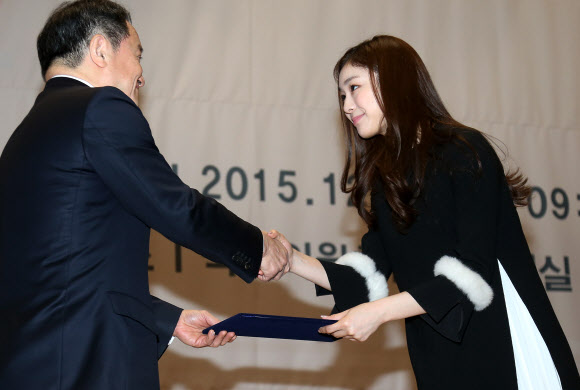 악수하는 김연아