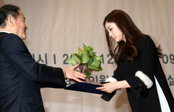 대상 수상하는 김연아