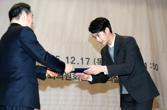 상장받는 김수현
