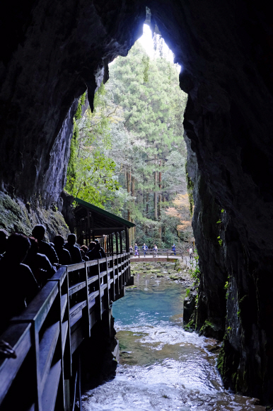 일본 최대 규모의 종유동굴인 야마구치현의 아키요시 동굴의 끝자락에서 보이는 자연 경관의 모습. 종유석, 석순 등 다양한 볼거리를 제공하는 아키요시 동굴은 일본 천연기념물로 지정돼 있다.
