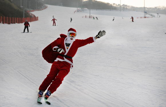 크리스마스를 앞두고 스키 리조트마다 다양한 이벤트를 쏟아내고 있다. 사진은 산타 복장을 한 곤지암리조트의 패트롤 요원이 스키를 타고 성탄절 퍼포먼스를 벌이는 모습이다. 