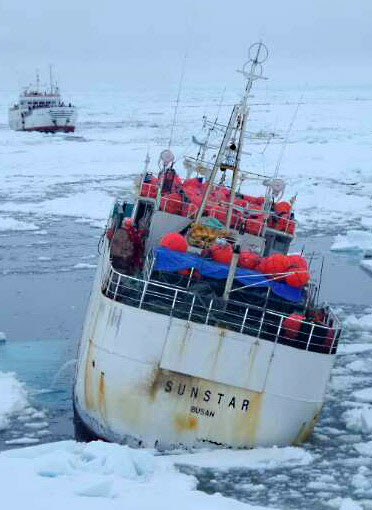 해양수산부는 남극해에서 우리나라 원양어선‘썬스타호(628t·승선원 39명)’가 유빙에 올라타는 바람에 선체가 13도가량 기울어졌으나 쇄빙연구선 ‘아라온호’가 모두 안전하게 구조했다고 19일 밝혔다. 해양수산부 제공