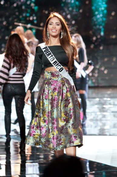 19일(현지시간) 미국 네바다주 라스베거스의 플레닛 할리우드 리조트&카지노에서 열린 리허설에서 ‘2015 푸에르토리코’가 무대위를 걷고 있다. ‘2015 미스 유니버스’는 20일(현지시간) 선정된다. ⓒ AFPBBNews=News1