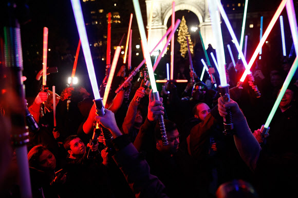 ‘스타워즈: 깨어난 포스’(Star Wars: The Force Awakens)의 북미 공식 개봉일인 18일(현지시간) 미국 캘리포니아주 로스앤젤레스에서 ‘광선검 전투’가 열렸다. ⓒ AFPBBNews=News1