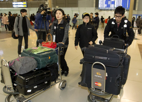 21일 인천국제공항 출국장에서 서울지방경찰청 형사과 경위 등이 포함된 현장감식, 폐쇄회로(CC)TV, 총기 및 범죄 분석 전문 수사관들이 지난 20일 발생한 필리핀 50대 교민 피살사건 조사를 위해 출국 준비를 하고 있다. 연합뉴스