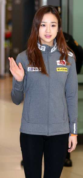 체조요정 손연재가 22일 오전 영종도 인천국제공항을 통해 러시아에서 귀국하고 있다. 연합뉴스