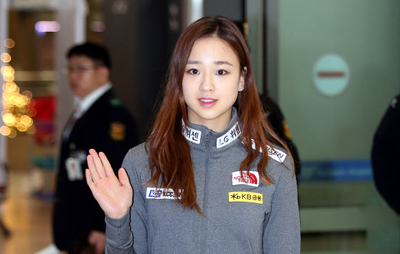 체조요정 손연재가 22일 오전 영종도 인천국제공항을 통해 러시아에서 귀국하고 있다.  연합뉴스