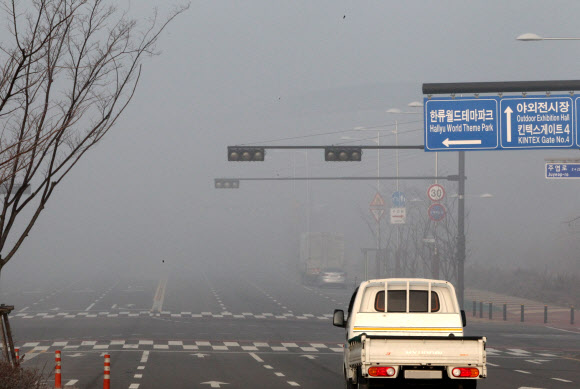화요일이자 절기상 밤이 가장 길다는 동지(冬至)인 22일 경기도 고양시 일산서구 킨텍스 주변 도로가 미세먼지의 영향으로 짙은 안개가 끼어 교통 안전운행이 요구되고 있다. 이날 수도권 지역의 미세먼지 농도는 ‘나쁨’으로 예보됐다.  연합뉴스