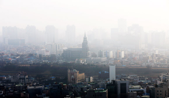 수도권 지역 미세먼지 농도기 ‘나쁨’으로 예보된 22일 오전 경기도 수원시 화성(華城) 서장대에서 바라본 수원 시내가 안개와 미세먼지로 뿌옇게 보이고 있다.  연합뉴스