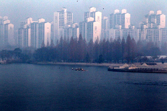 화요일이자 절기상 밤이 가장 길다는 동지(冬至)인 22일 경기도 고양시 호수공원에는 미세먼지의 영향으로 짙은 안개가 끼어 있다. 이날 수도권 지역의 미세먼지 농도는 ‘나쁨’으로 예보됐다.   연합뉴스