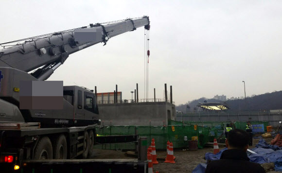 23일 오전 7시 50분께 경기도 용인시 기흥구 수서-평택간 고속철도 3-2 공구 건설공사 지하 50m 현장에서 아치형 콘크리트(길이 15m, 폭 7m)가 무너져 작업인부 박모(53)씨가 숨졌다. 사고는 가로 1m, 세로 7m, 두께 0.4m 정도의 콘크리트 구조물을 연결해 터널 천장을 만드는 작업 도중 콘크리트 구조물 50여개가 무너지면서 발생했다. 소방당국은 대형 크레인을 이용, 무너진 구조물을 들어올려 오전 9시 30분께 구조물 아래에 깔려 숨져있던 박씨 시신을 수습했다.  경기재난안전본부